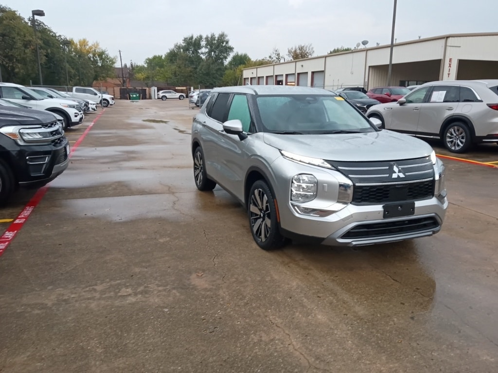 Thumbnail: 2025 Mitsubishi Outlander - 3