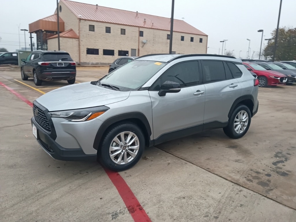 2025 Toyota Corolla Cross LE's photo