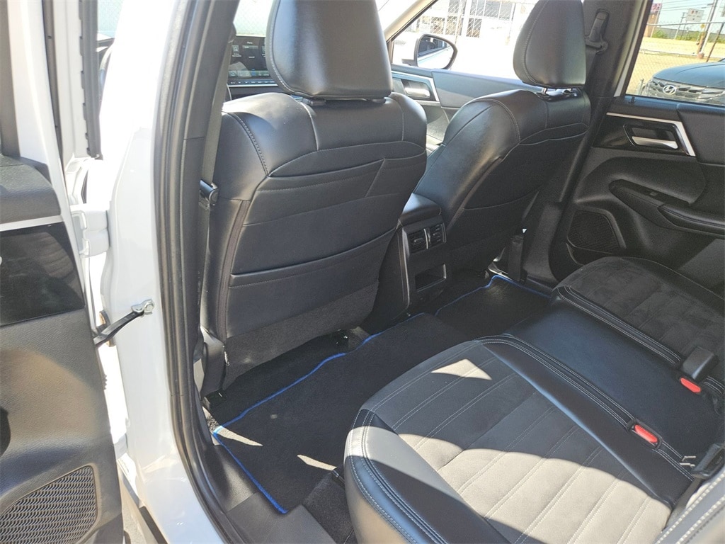 Thumbnail: 2023 Mitsubishi Outlander - 25