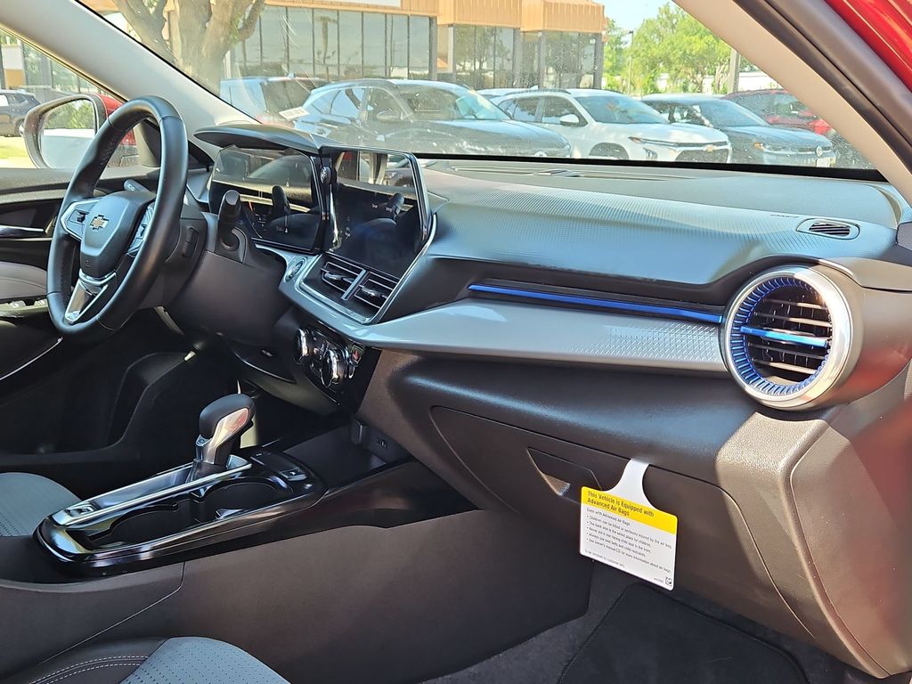 Thumbnail: 2025 Chevrolet Trax - 32
