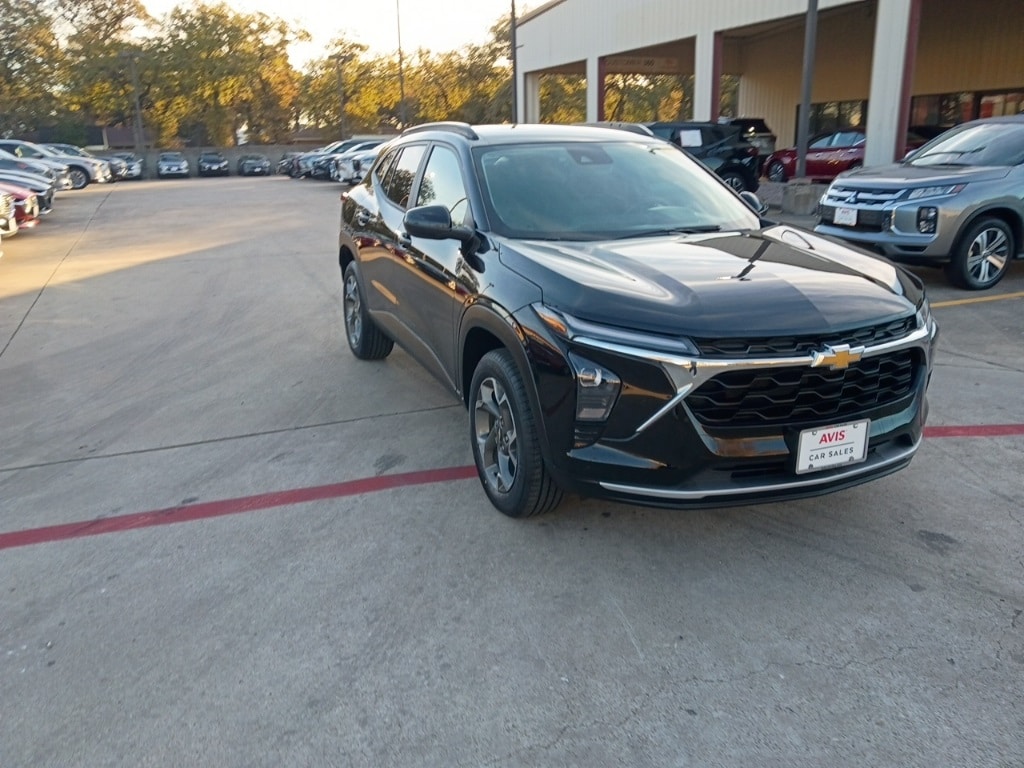 Thumbnail: 2025 Chevrolet Trax - 3