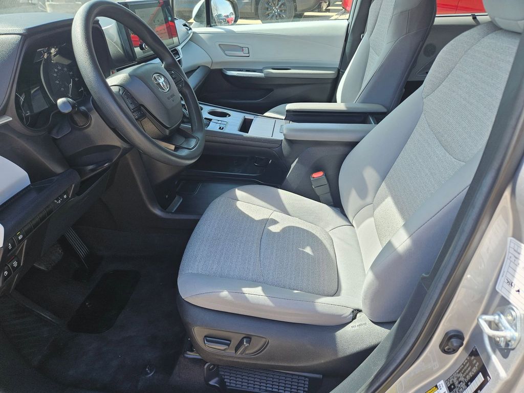 Thumbnail: 2025 Toyota Sienna - 11