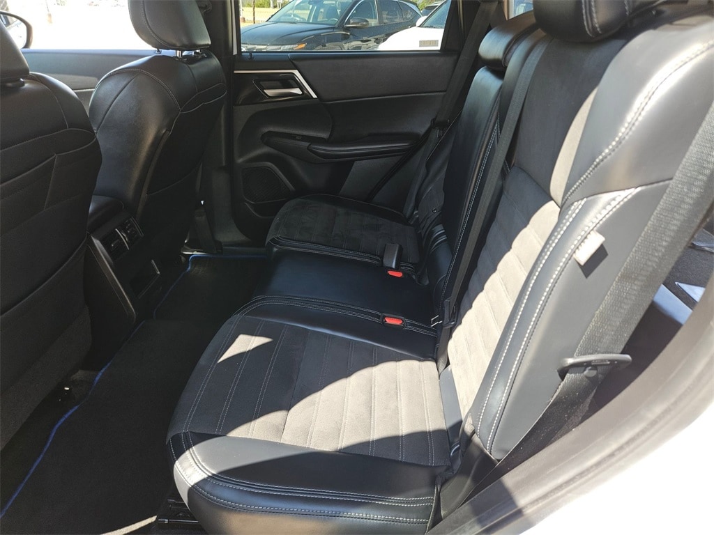 Thumbnail: 2023 Mitsubishi Outlander - 24