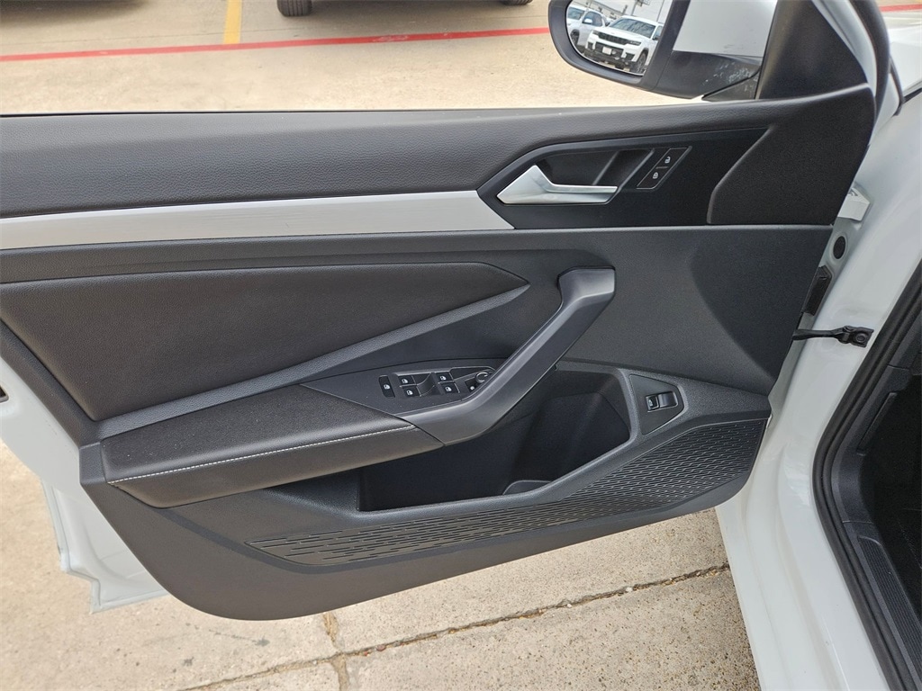 Thumbnail: 2025 Volkswagen Jetta - 14