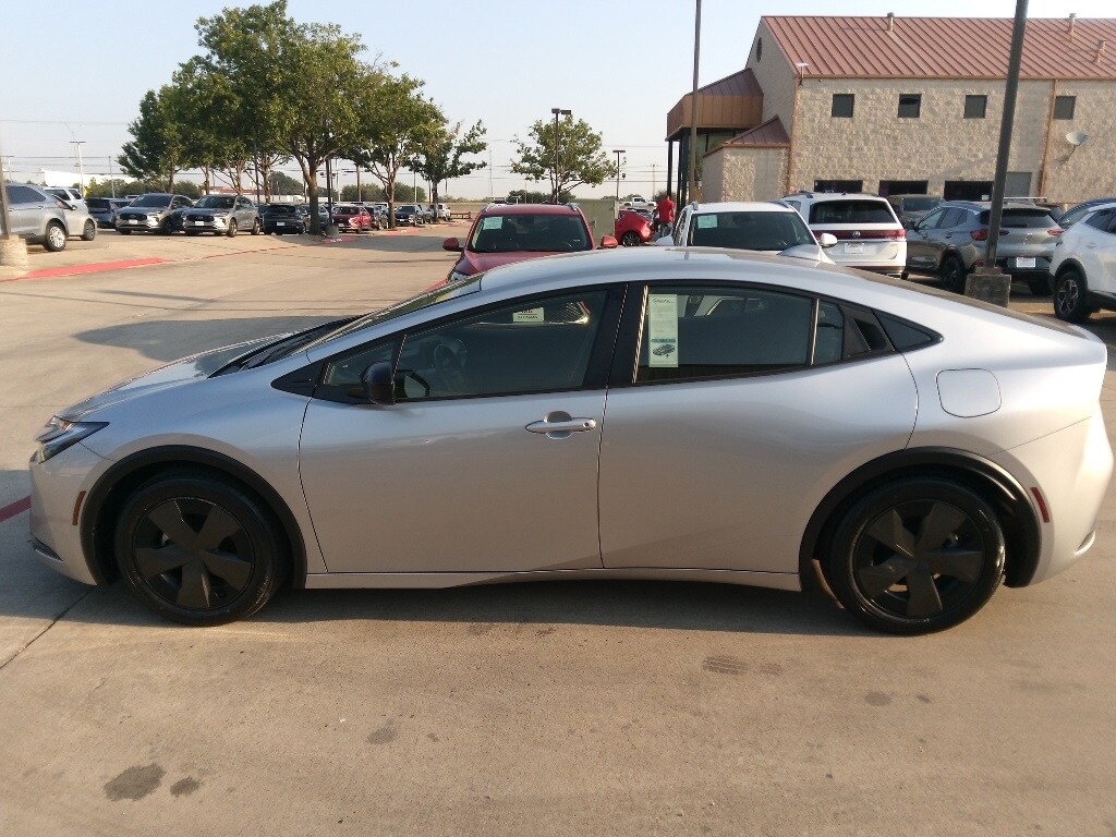 2024 Toyota Prius LE photo 3
