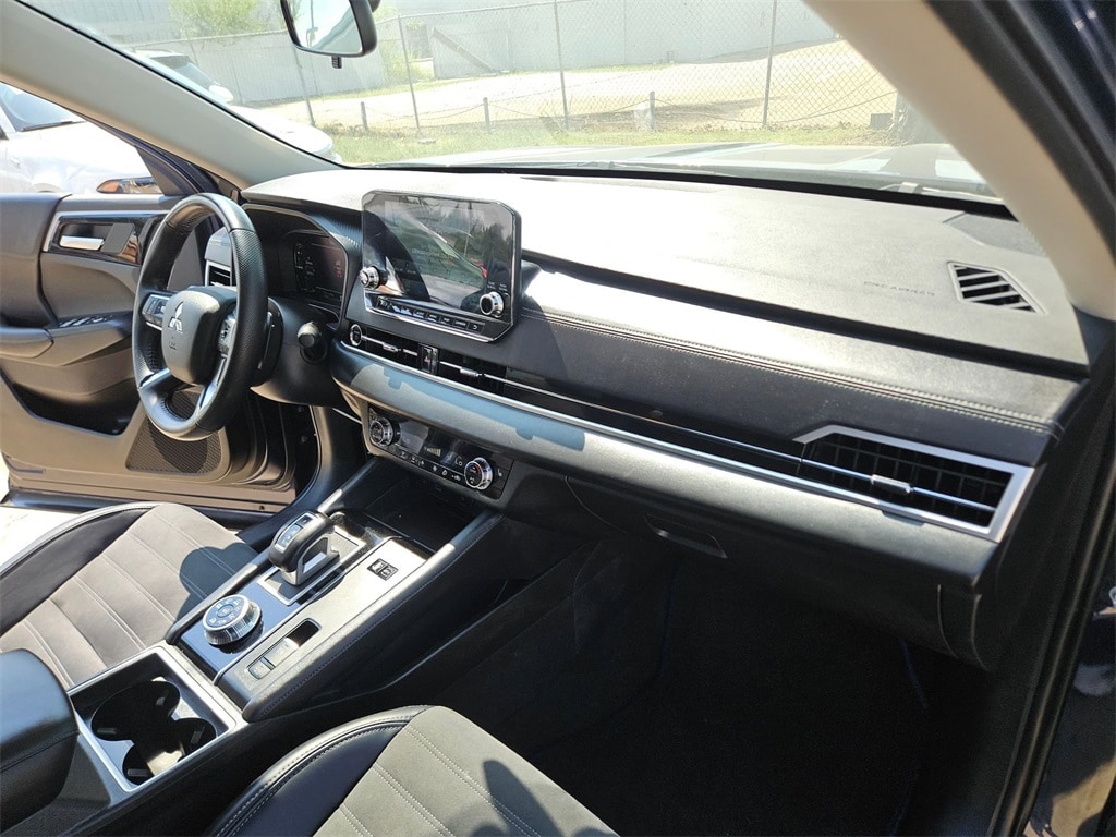 Thumbnail: 2023 Mitsubishi Outlander - 29