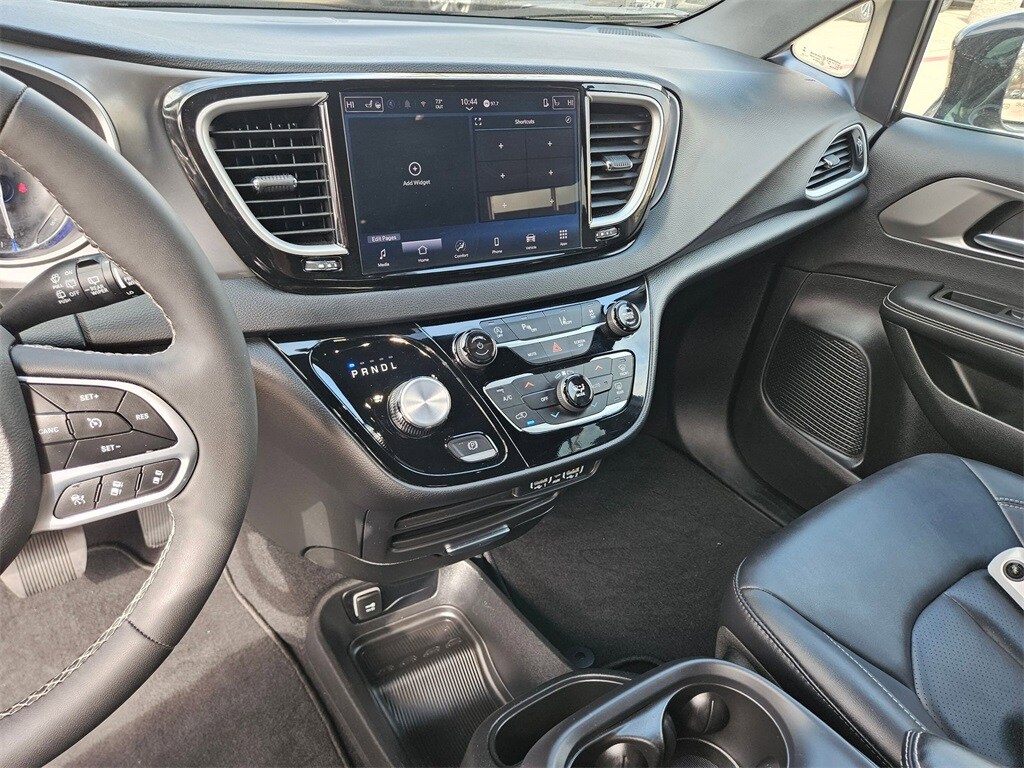 Thumbnail: 2025 Chrysler Pacifica - 17