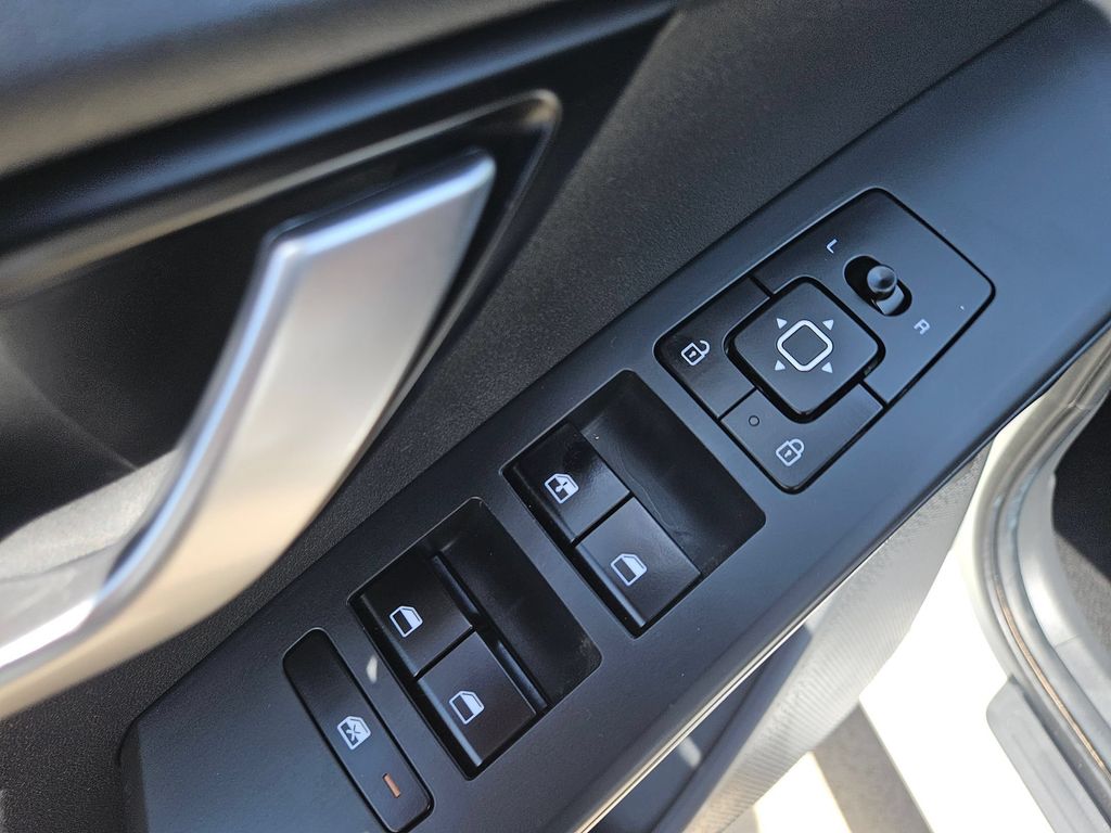Thumbnail: 2025 Kia Niro - 13