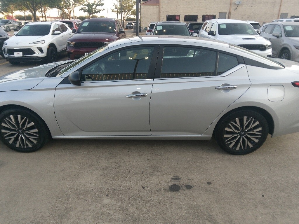 2024 Nissan Altima 2.5 SV photo 2