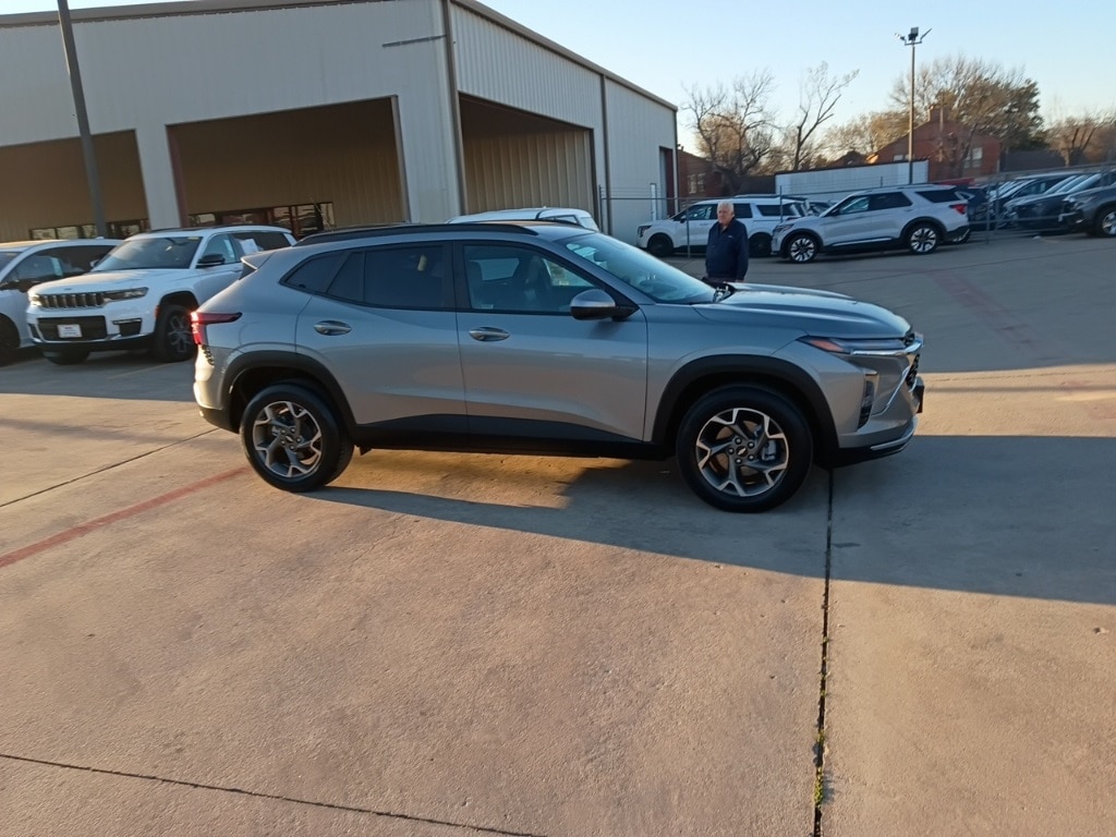 Thumbnail: 2025 Chevrolet Trax - 7