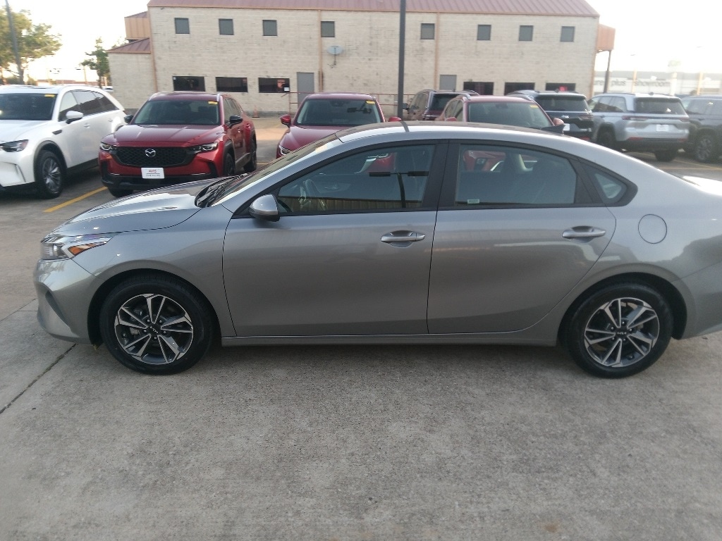 Thumbnail: 2024 Kia Forte - 3