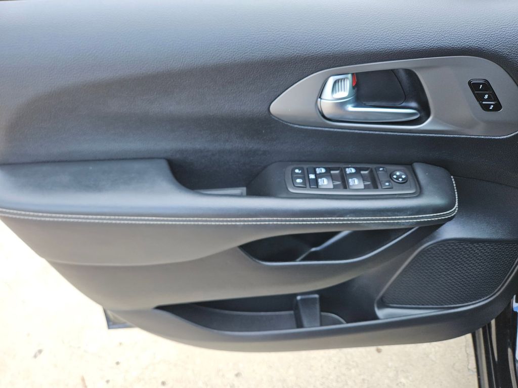 Thumbnail: 2025 Chrysler Pacifica - 13