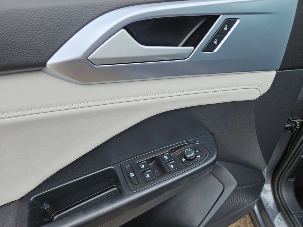 Thumbnail: 2025 Volkswagen Taos - 15