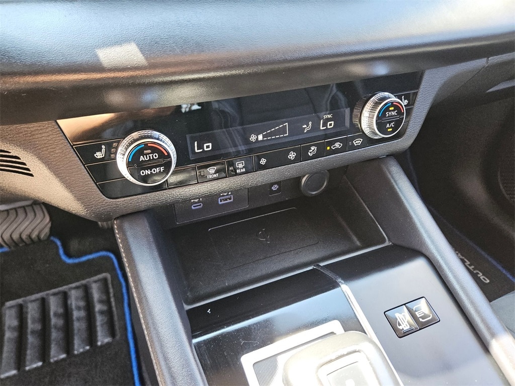 Thumbnail: 2023 Mitsubishi Outlander - 18