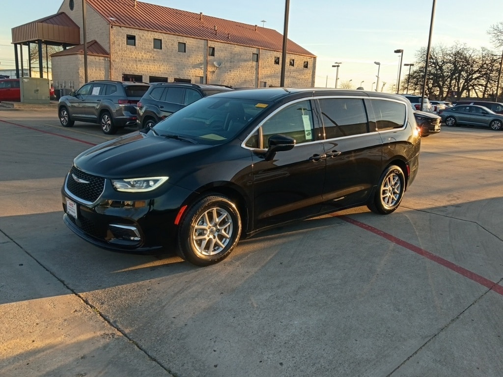 Thumbnail: 2025 Chrysler Pacifica - 1