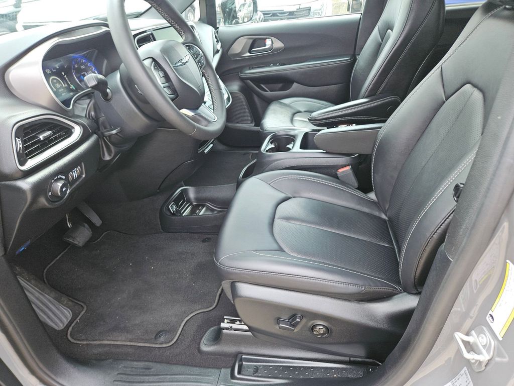 Thumbnail: 2025 Chrysler Pacifica - 11