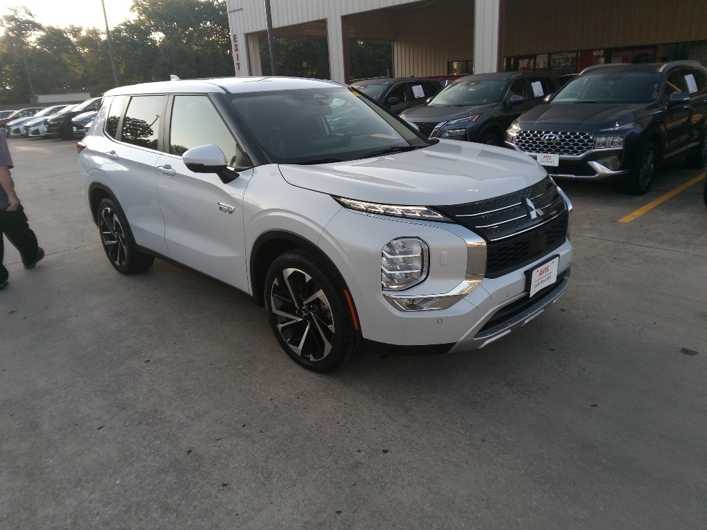 Thumbnail: 2023 Mitsubishi Outlander - 3