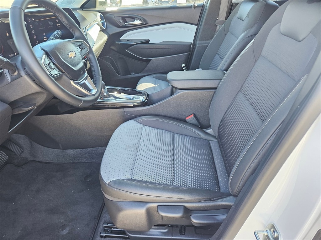 Thumbnail: 2025 Chevrolet Trax - 11