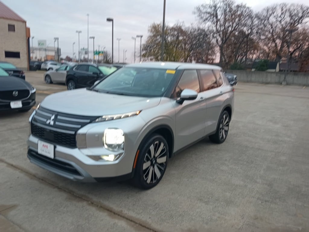 2025 Mitsubishi Outlander SE's photo