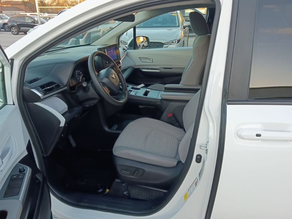 Thumbnail: 2025 Toyota Sienna - 3