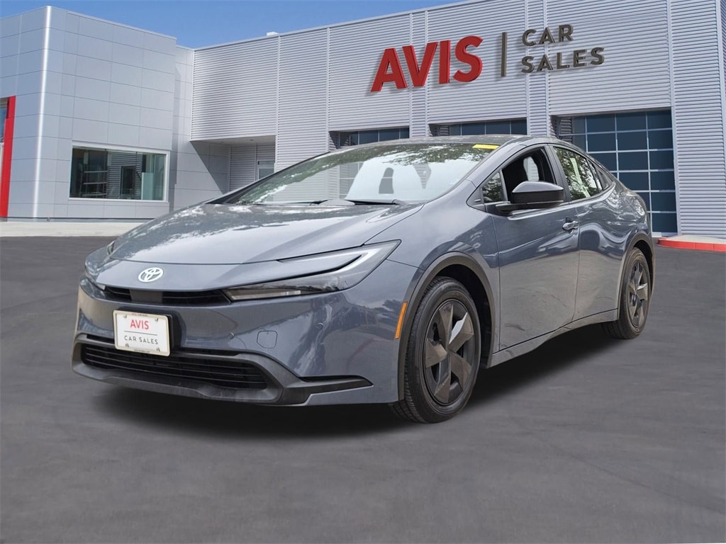 2025 Toyota Prius LE's photo