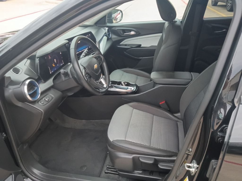 Thumbnail: 2025 Chevrolet Trax - 4