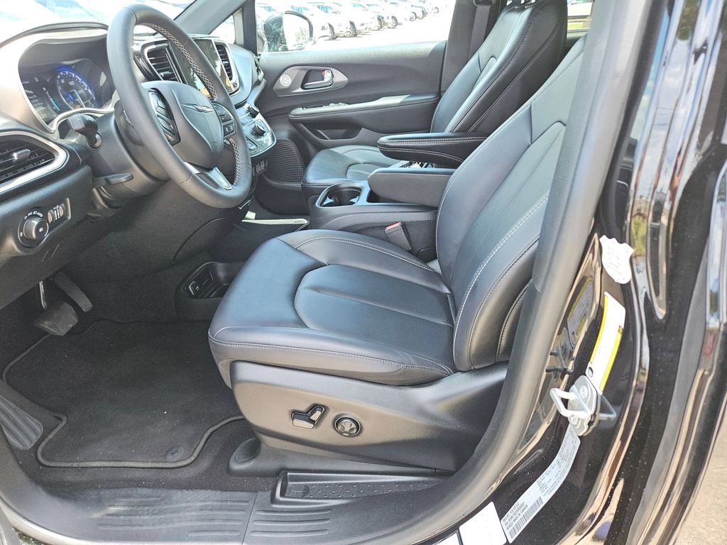Thumbnail: 2025 Chrysler Pacifica - 11