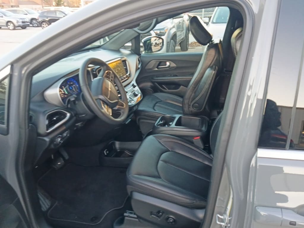 Thumbnail: 2025 Chrysler Pacifica - 3