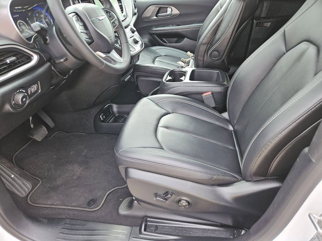 Thumbnail: 2025 Chrysler Pacifica - 11