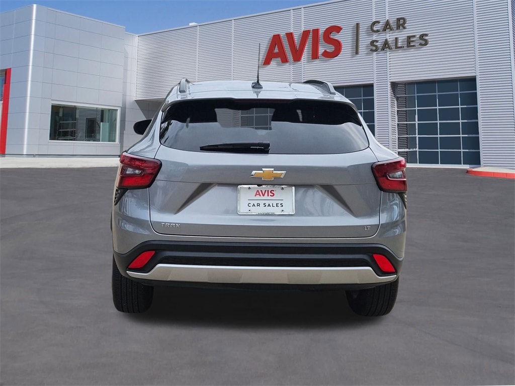 2025 Chevrolet Trax LT photo 3