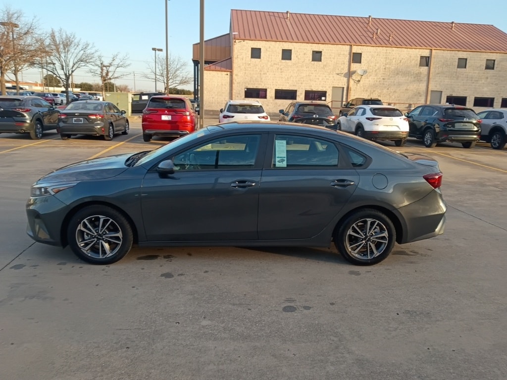 Thumbnail: 2024 Kia Forte - 4