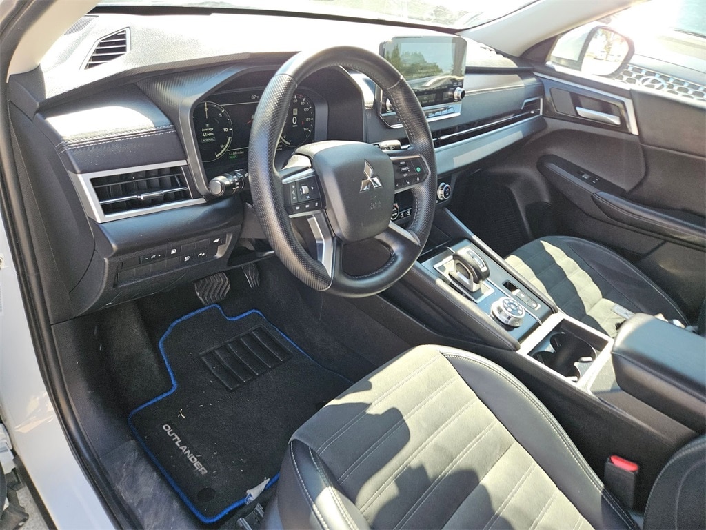 Thumbnail: 2023 Mitsubishi Outlander - 15