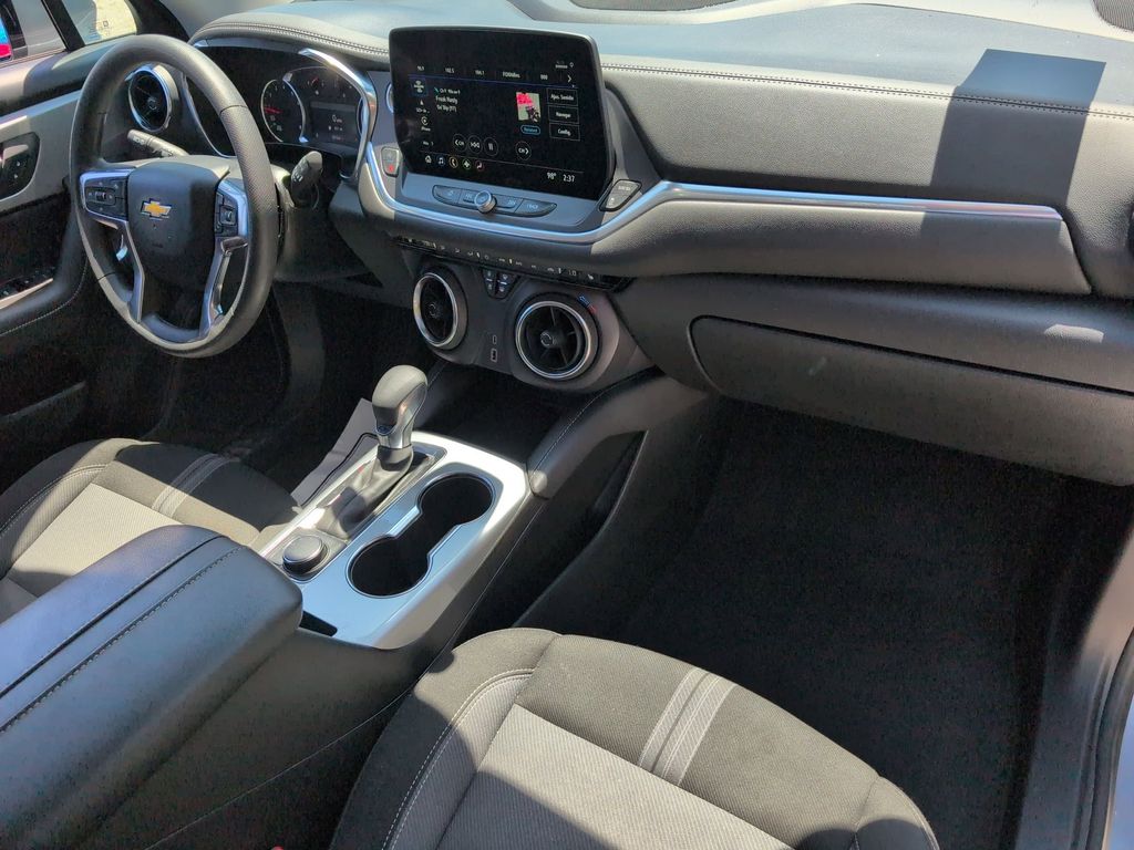 Thumbnail: 2025 Chevrolet Blazer - 31