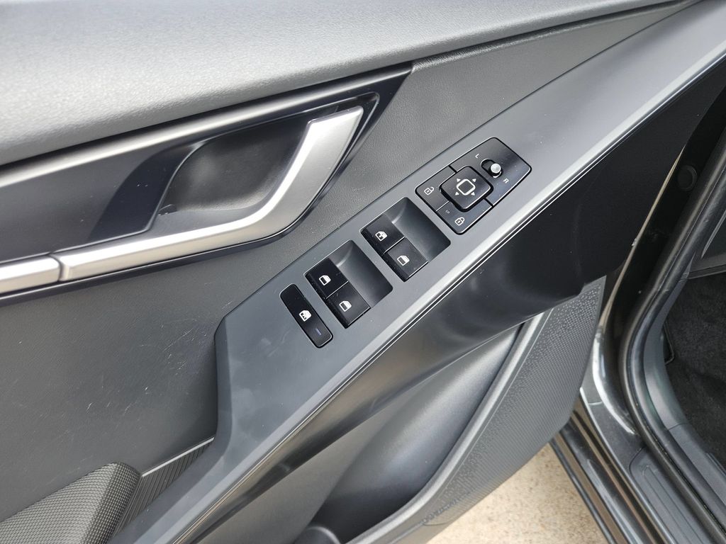 Thumbnail: 2025 Kia Niro - 13