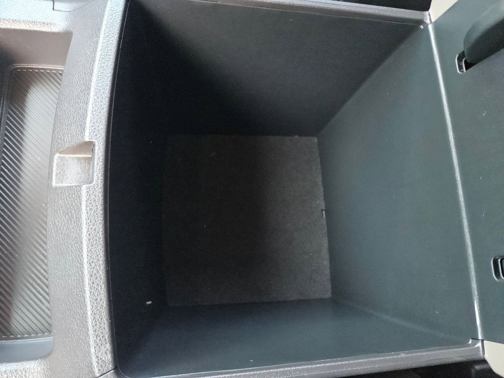 Thumbnail: 2025 Kia Carnival - 29