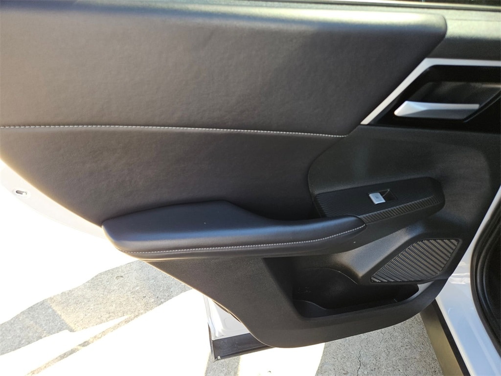 Thumbnail: 2023 Mitsubishi Outlander - 26