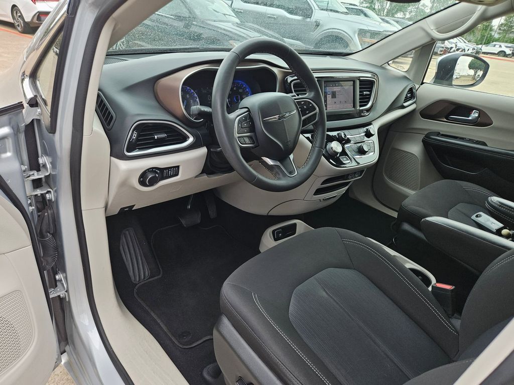 Thumbnail: 2023 Chrysler Voyager - 13