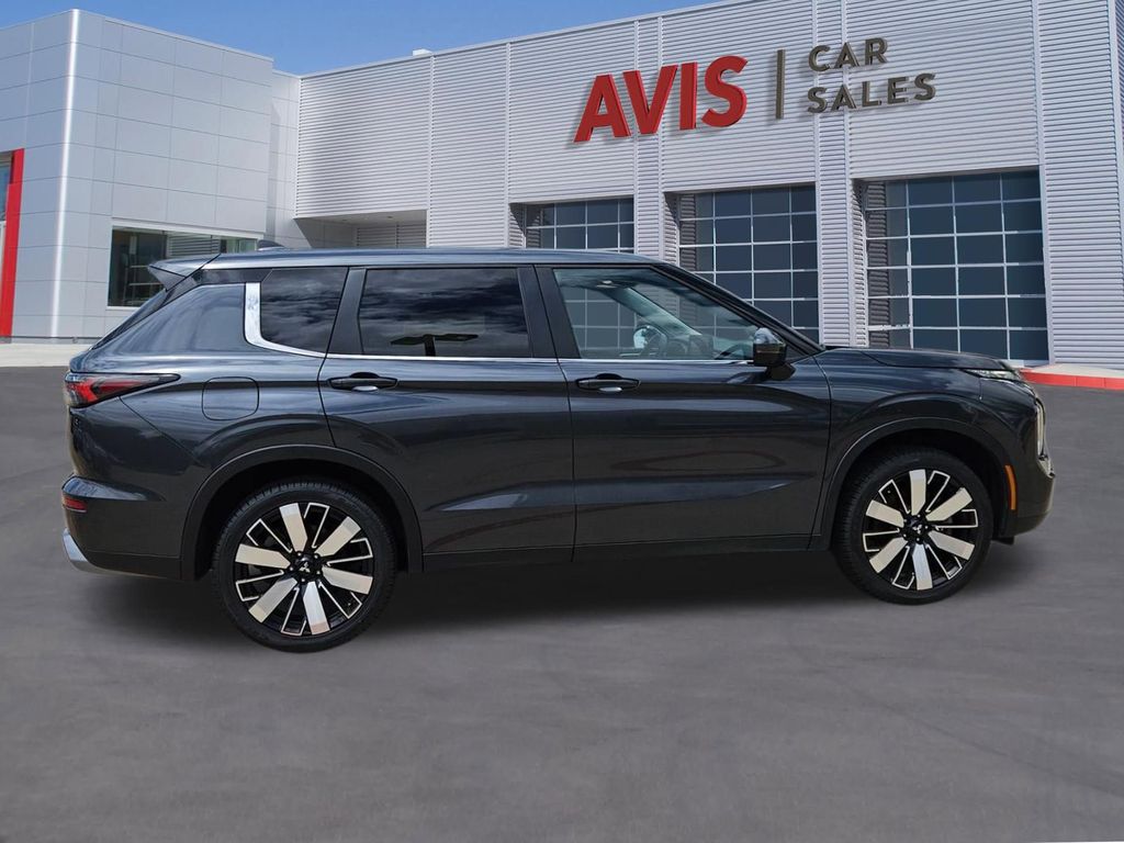 Thumbnail: 2025 Mitsubishi Outlander - 7