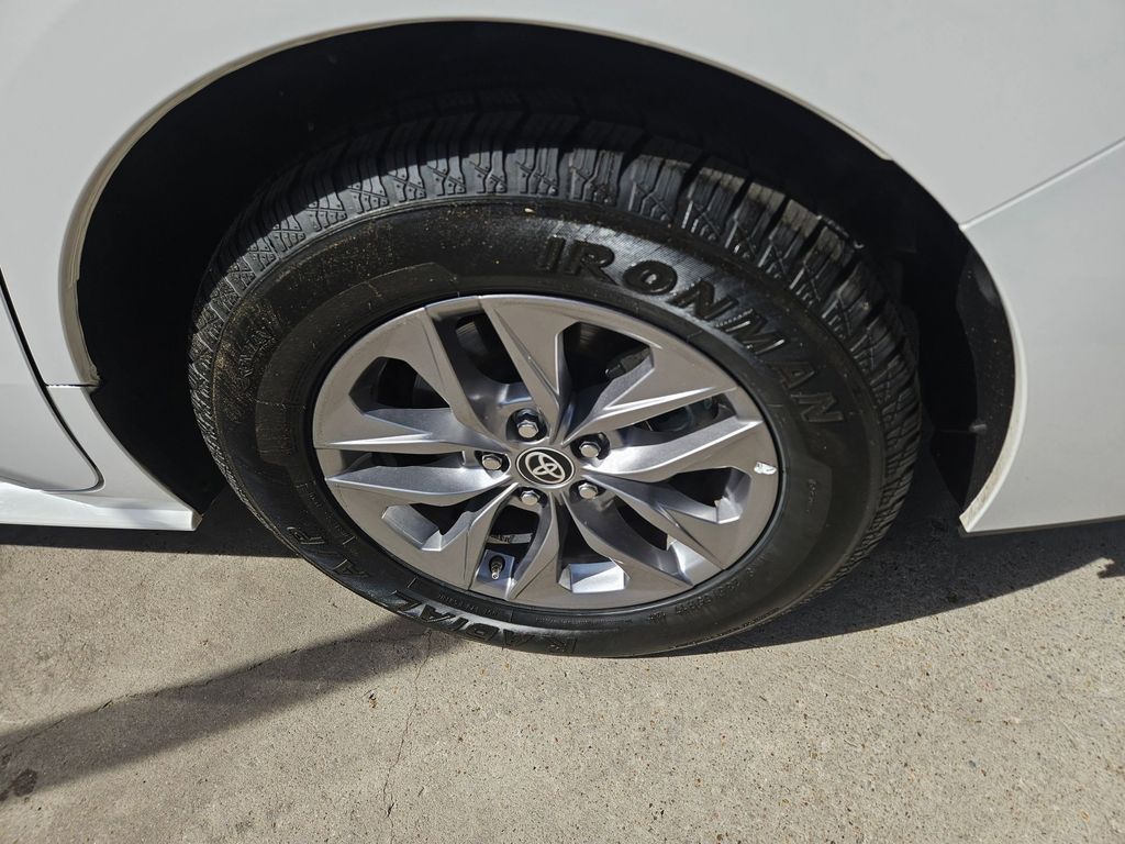 Thumbnail: 2025 Toyota Sienna - 25