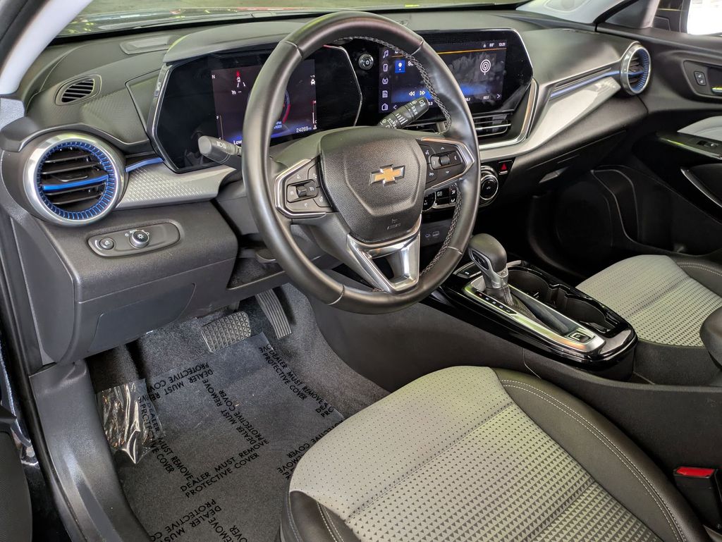 Thumbnail: 2025 Chevrolet Trax - 14