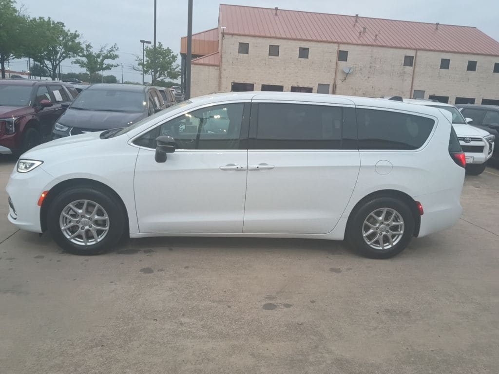 Thumbnail: 2025 Chrysler Pacifica - 4