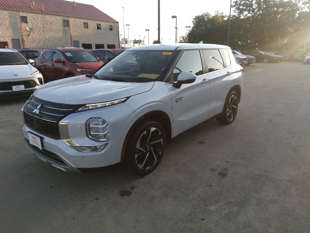Thumbnail: 2023 Mitsubishi Outlander - 1