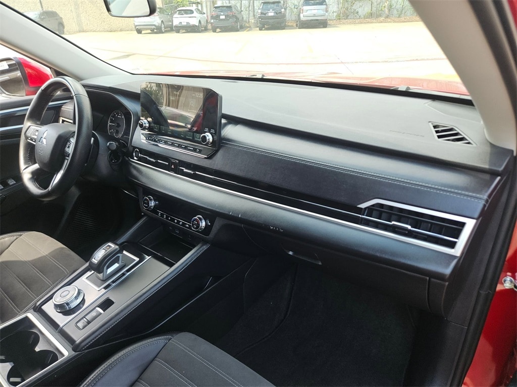 Thumbnail: 2024 Mitsubishi Outlander - 32