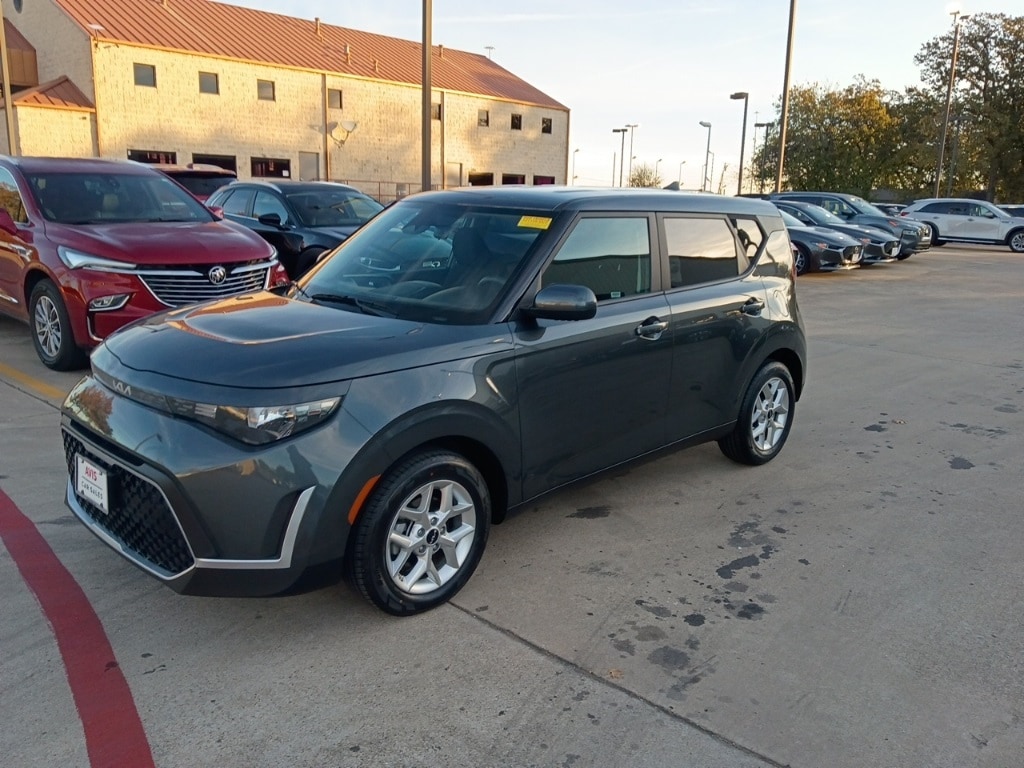 2024 Kia Soul LX's photo