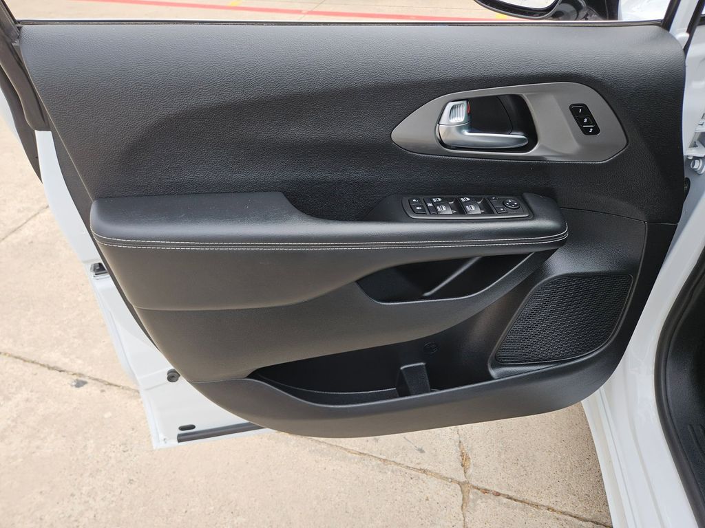 Thumbnail: 2025 Chrysler Pacifica - 15