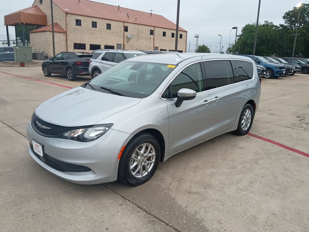 2023 Chrysler Voyager LX's photo