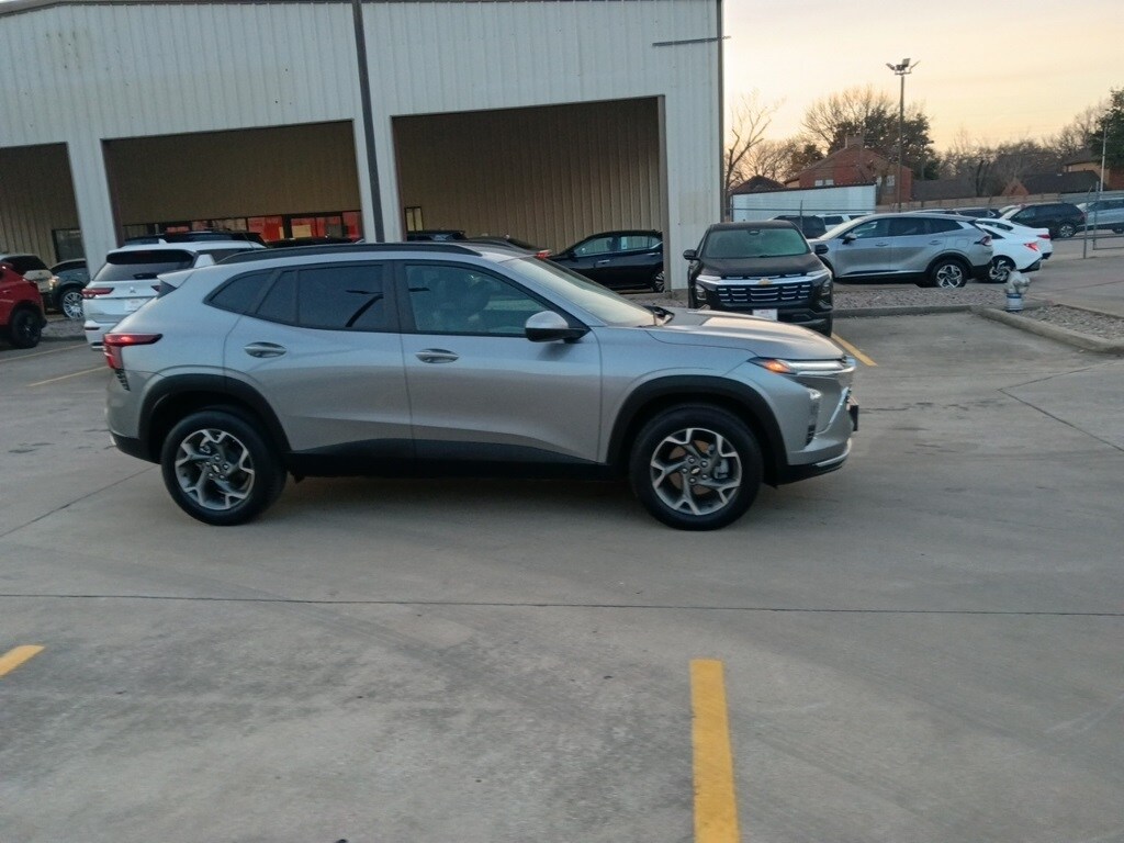 Thumbnail: 2025 Chevrolet Trax - 4