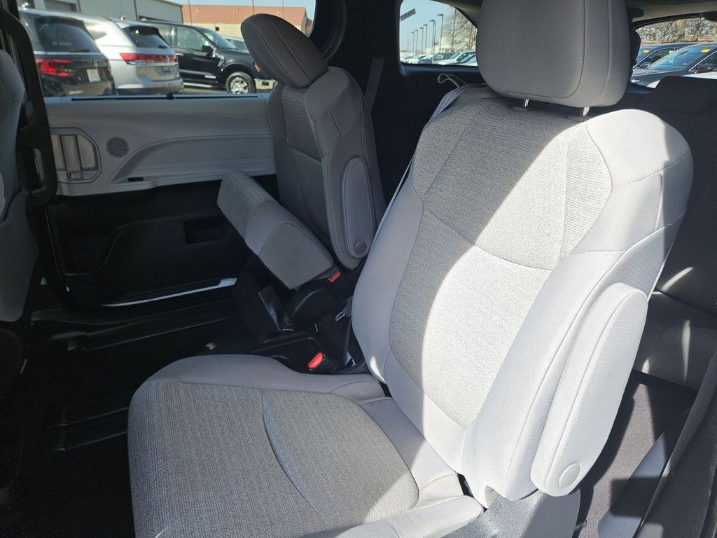 Thumbnail: 2025 Toyota Sienna - 27