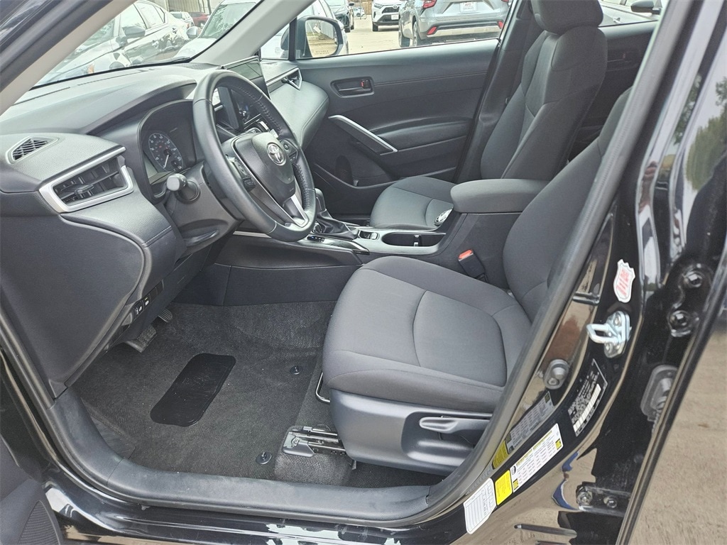 2025 Toyota Corolla Cross LE photo 4