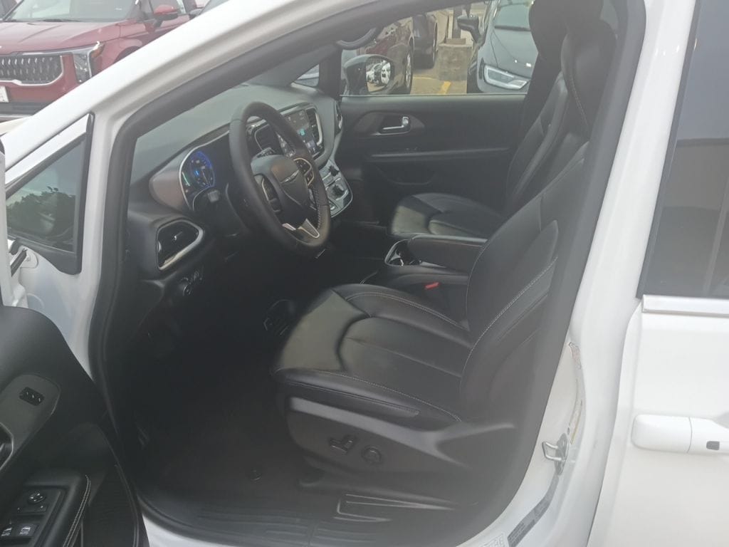 Thumbnail: 2025 Chrysler Pacifica - 3